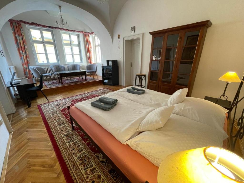 een slaapkamer met een groot bed met twee handdoeken erop bij Apartmán LACRON Praha in Praag