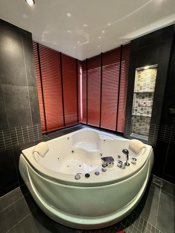 Et badeværelse på L08 Penthouse Suite Modern Condo On Bangla Road