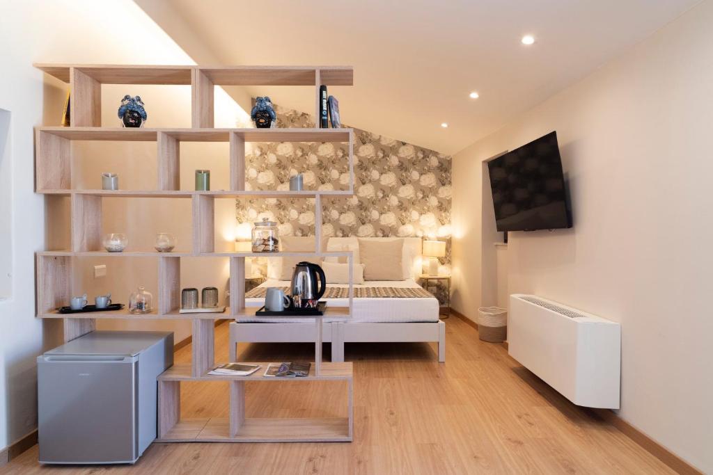 a living room with a white desk and shelves at BAGLIO TRAMONTANA in Gangi