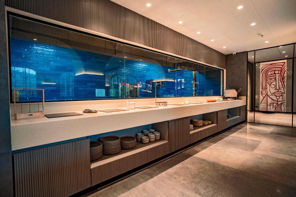 ブバネーシュワルにあるWelina Hotelの洗面台が2つと大きな窓があるバスルーム