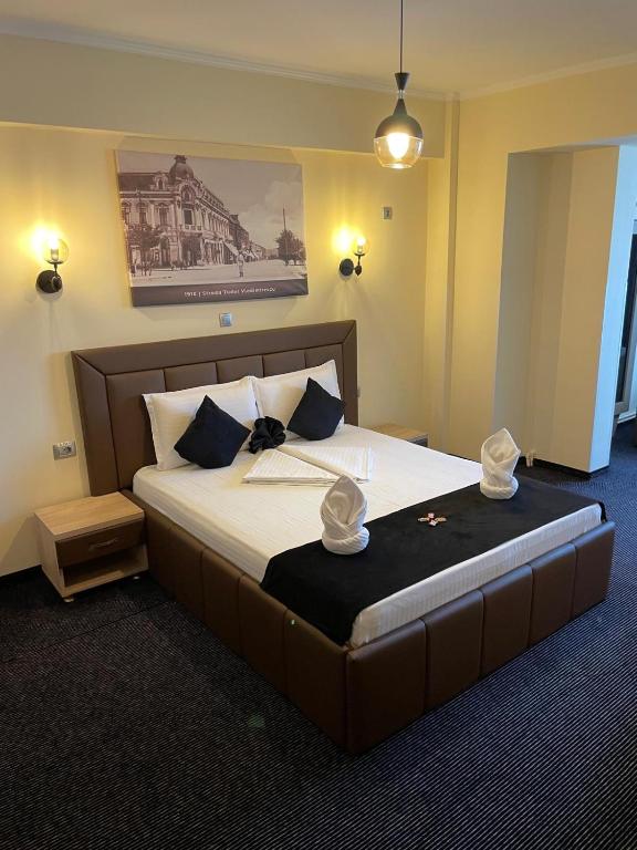 a hotel room with a large bed in a room at Villa Ovidiu in Drobeta-Turnu Severin