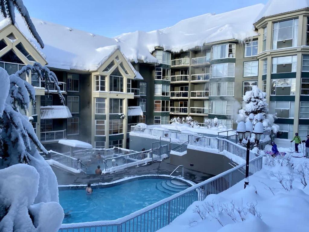 Το Woodrun Lodge 216 | Renovated Ski-In Ski-Out Condo w/ Free Parking, Pool, Hot Tub, & Gym τον χειμώνα
