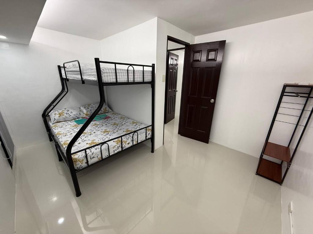 Una cama o camas en una habitación de Buddy's, Fully Airconditioned