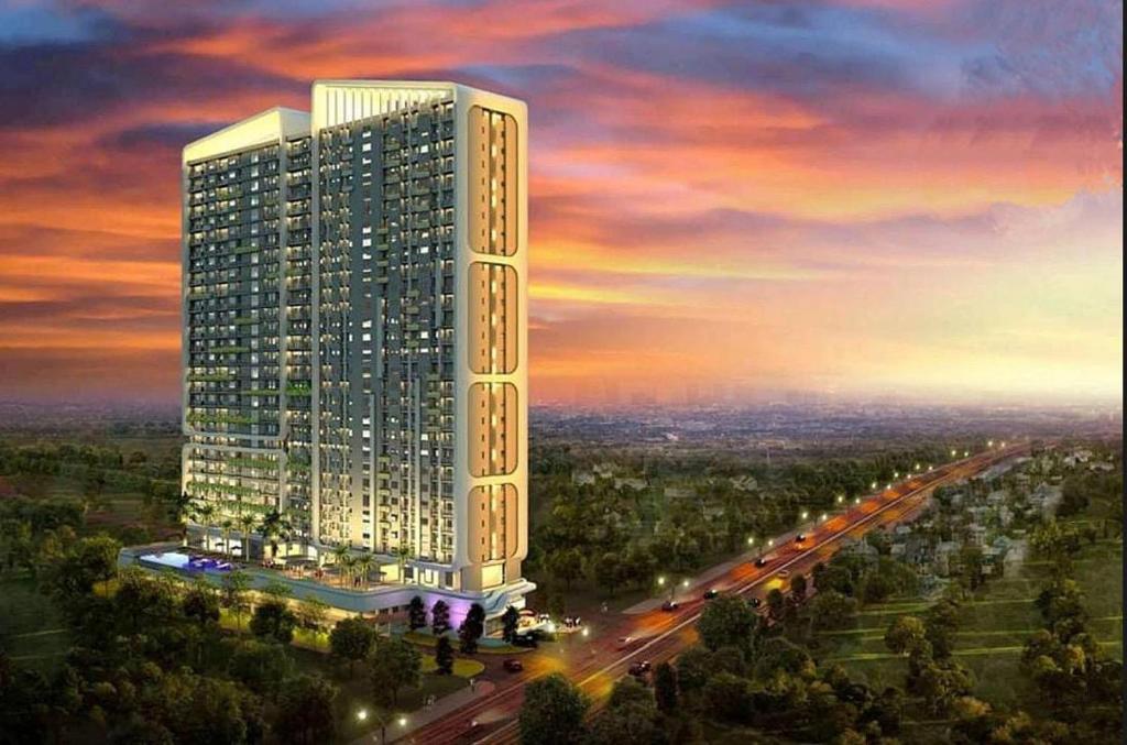 een weergave van een hoog gebouw met een snelweg bij Novara Living Springwood Residences in Warungmangga