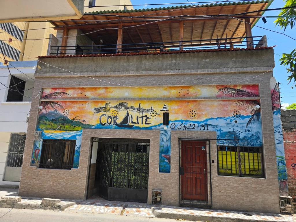 un mural en el costado de un edificio en Casa Coralite, en Santa Marta