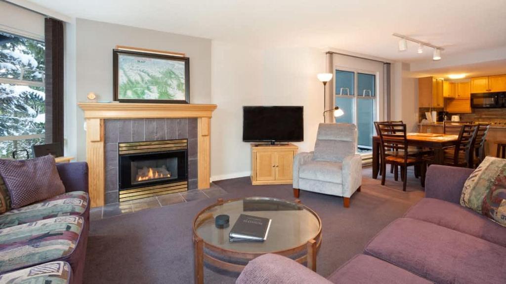 TV a/nebo společenská místnost v ubytování Woodrun Lodge 217 | Ski-In Ski-Out Condo - Walk to Upper Village w/ Hot Tub, Pool + Free Parking