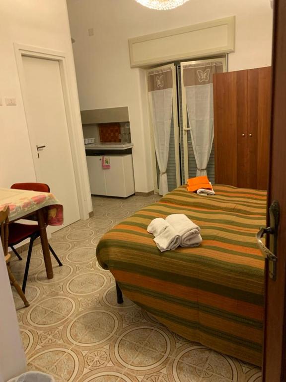 Una cama o camas en una habitación de ROXYANTO MARADONA aPARTMENT