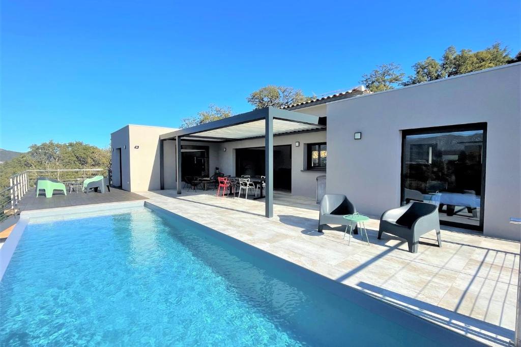 una casa con piscina delante de una casa en Villa Montinu Di Caramontinu, en Sainte-Lucie de Porto-Vecchio