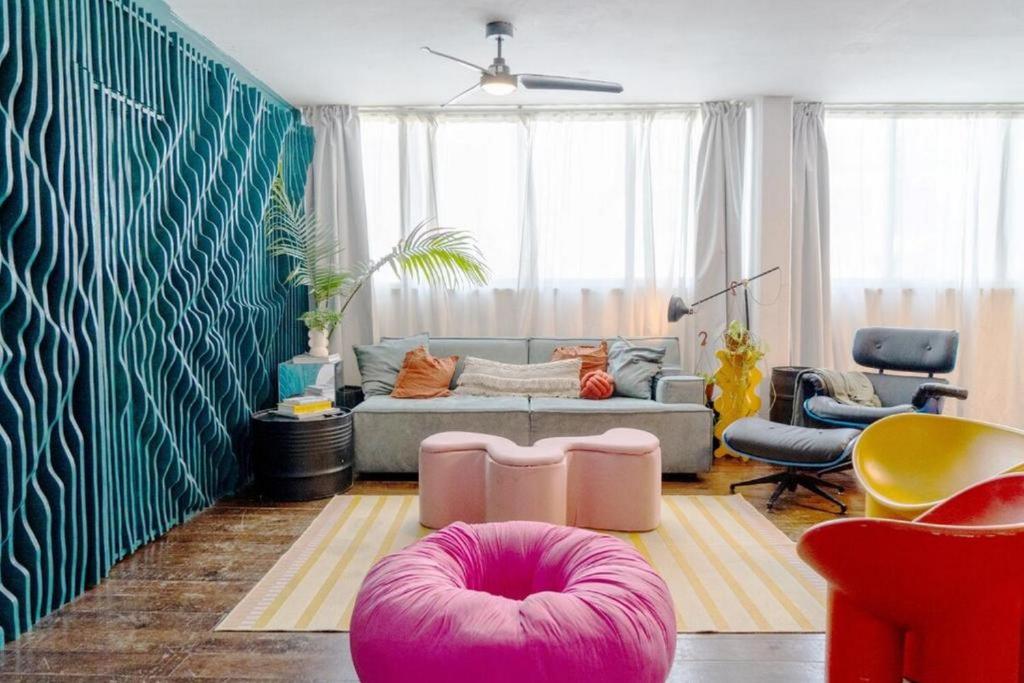 Posezení v ubytování Bright & Unique 3BR Home in Tel Aviv