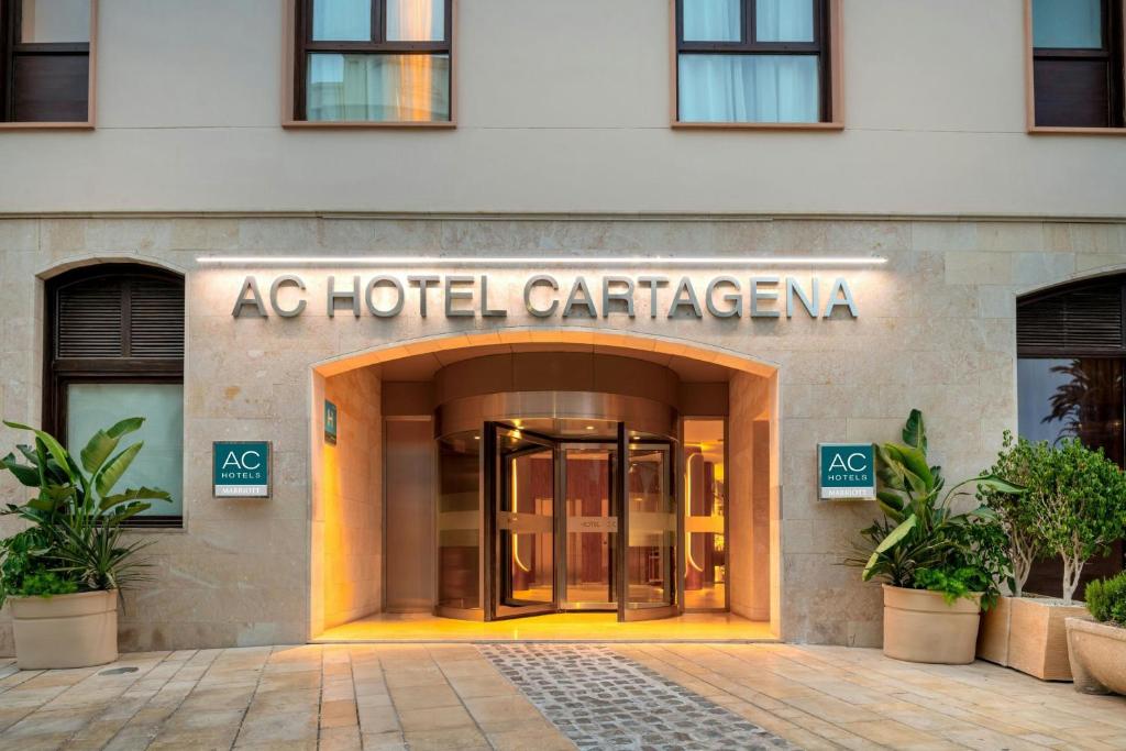 ein Eingang zu einem Hotel Cartier Gebäude mit einer Tür in der Unterkunft AC Hotel by Marriott Cartagena in Cartagena