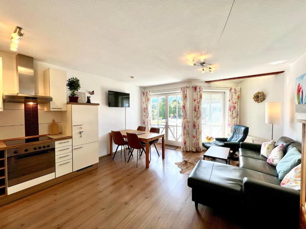 un soggiorno con un divano e un tavolo di Ferienanlage Neuschwansteinblick Ferienwohnung 129 a Füssen