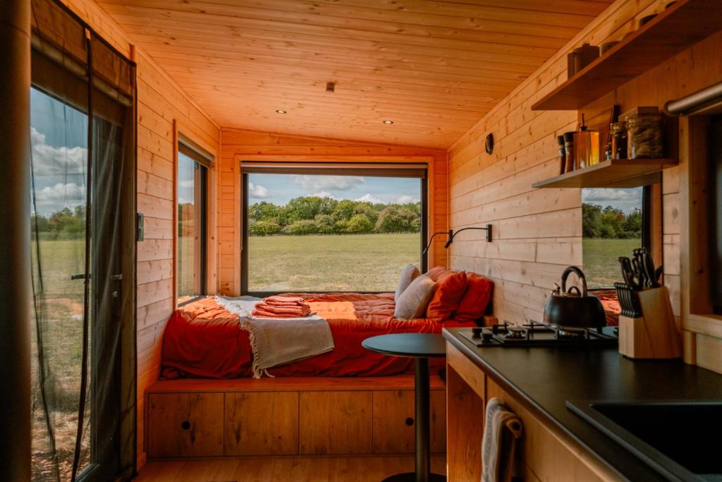 Postel nebo postele na pokoji v ubytování Secluded Cotswolds Off-Grid Cabin NEW Sept 25