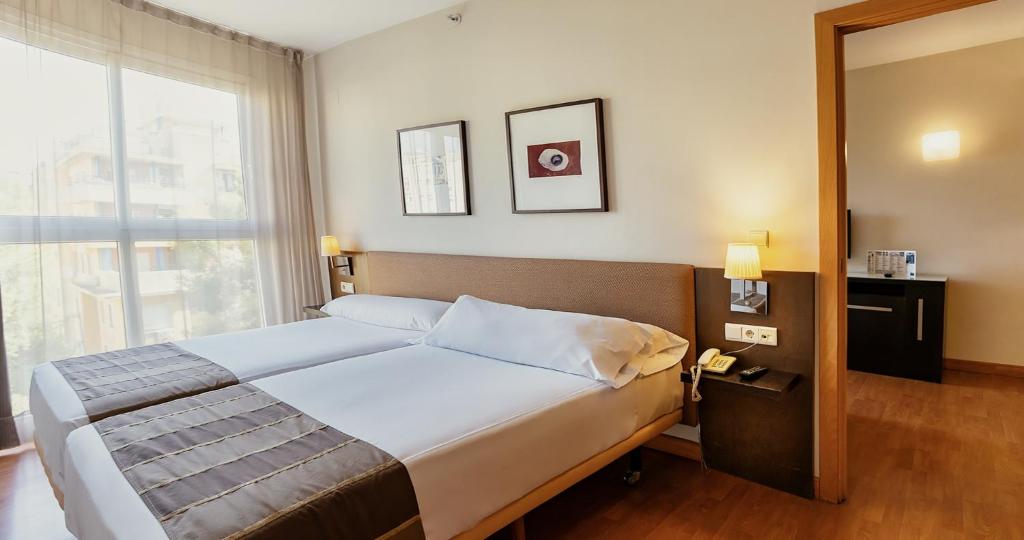 
Family Room (3 Adults)
