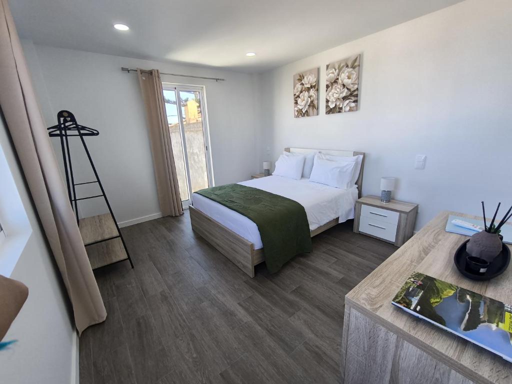 ein Schlafzimmer mit einem Bett und einem Schreibtisch in der Unterkunft Flor da Natureza - Natureza in Pilar