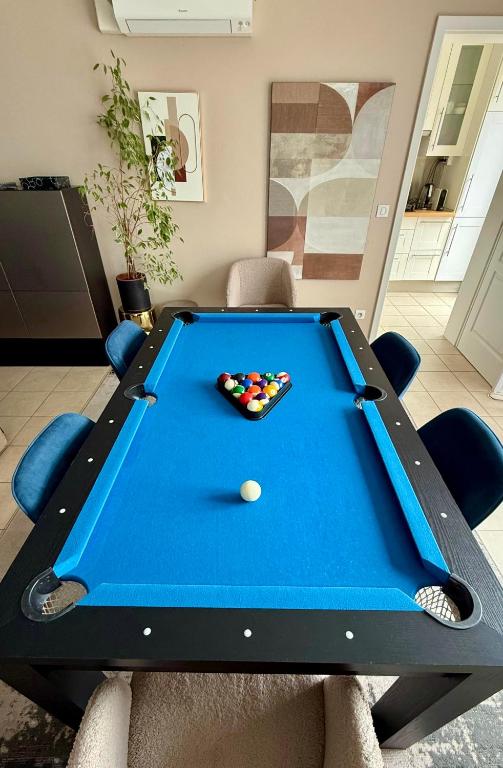 Appartement climatisé 3 étoiles T3 chic à Strasbourg avec billard et terrasse
