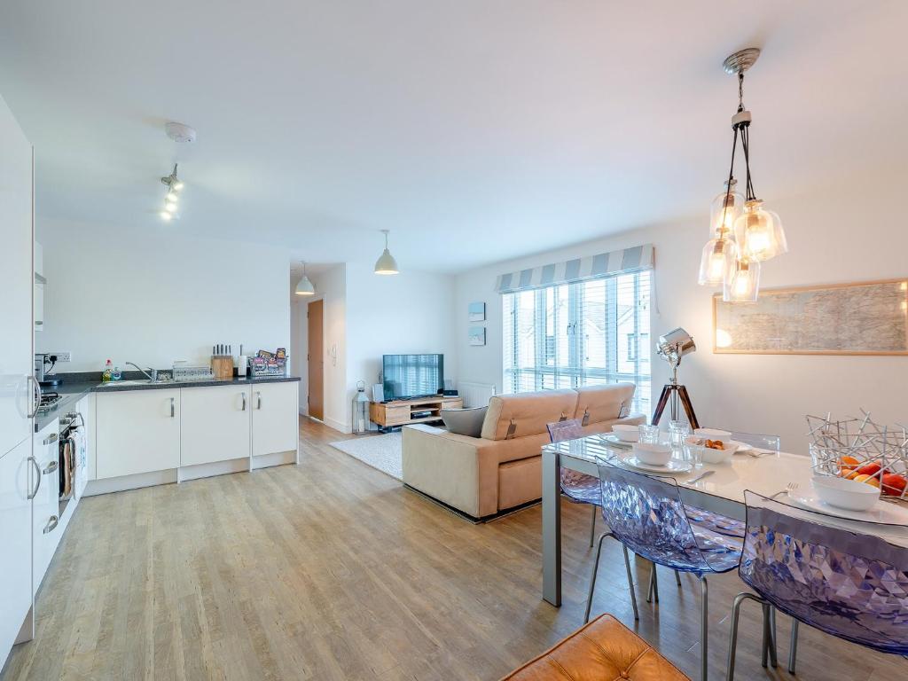 Kuchyň nebo kuchyňský kout v ubytování 2 Bed in Westward Ho 35927