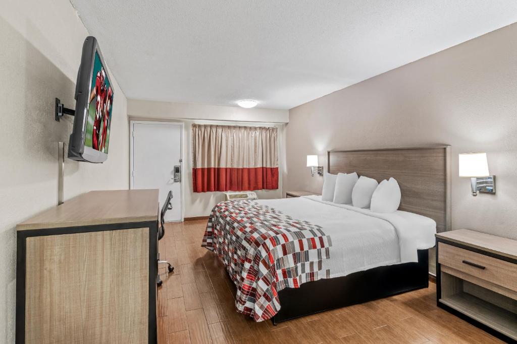 Red Roof Inn Jackson Downtown - Fairgrounds - Deluxe King Room Non-Smoking