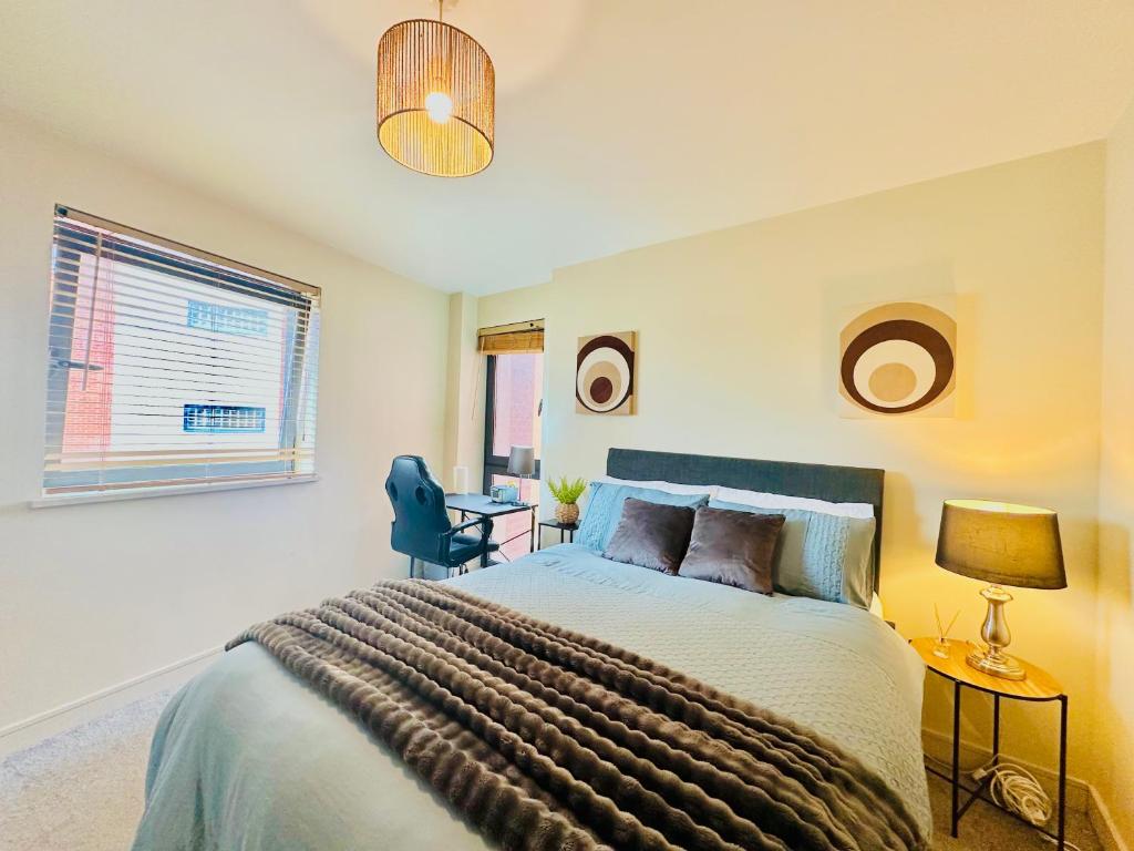 Un dormitorio con una cama grande y una ventana. en Spacious Room in Cardiff Bay Apartment with Private Bathroom, en Cardiff