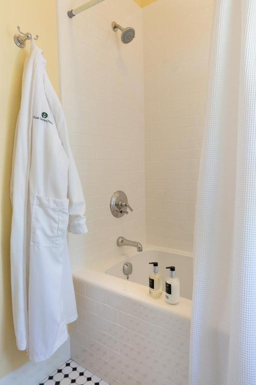 Healdsburg Inn on the Plaza, A Four Sisters Inn - Rey De Healdsburg (ADA)
