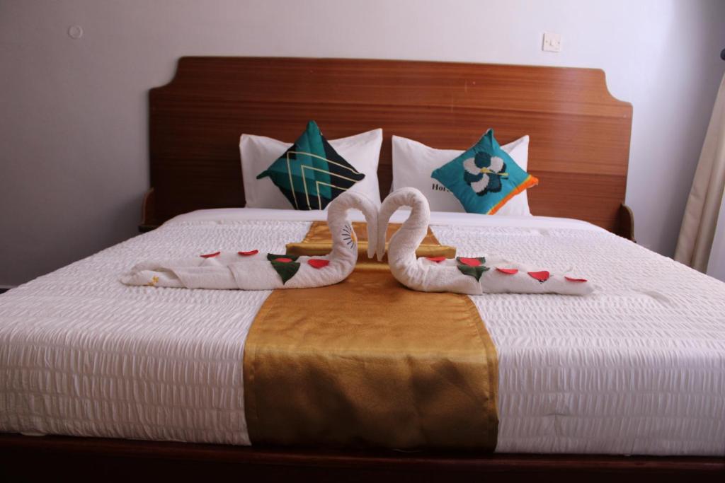 Hay dos cisnes en la cama. en East Horizon Valley Nest, en Eldoret