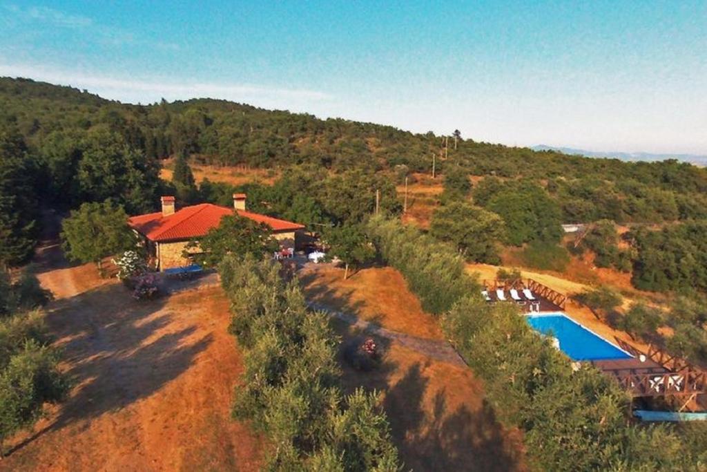 una vista aérea de una casa y una piscina en Casa Vacanza Le Corniole, en Civitella in Val di Chiana