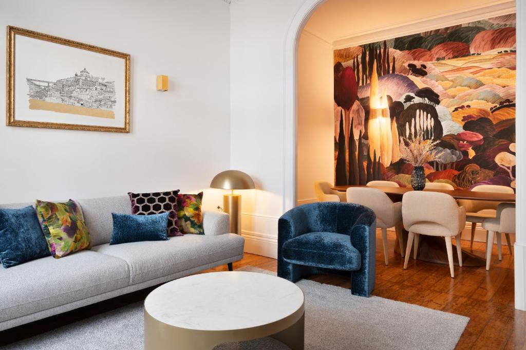 un soggiorno con un divano e un tavolo di Boavista Gem Villa a Porto