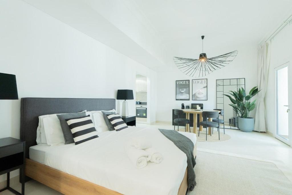 Ένα ή περισσότερα κρεβάτια σε δωμάτιο στο Elegant Studio with Pool & Golf Views in Ansam