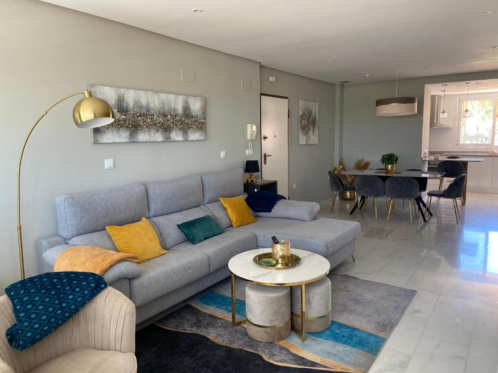 ein Wohnzimmer mit Sofa und Tisch in der Unterkunft Casita Luxury- Grecia 3- Precioso apartamento en Hacienda del Alamo in Los Guerreros