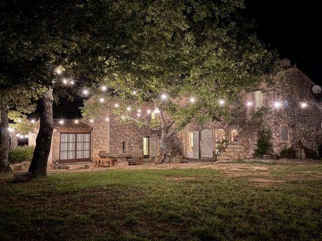 une maison avec une guirlande lumineuse dessus dans l'établissement La Bastide des Chênes Lacoste, à Lacoste