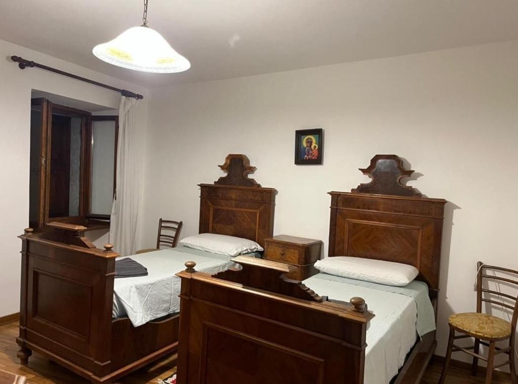 Mountain home with sauna في سوتريو: سريرين توأم في غرفة نوم مع مصباح