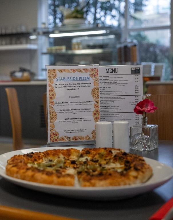 Stableside Hotel at York Racecourse - Resim 22