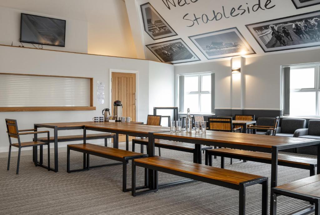 Stableside Hotel at York Racecourse - Resim 21