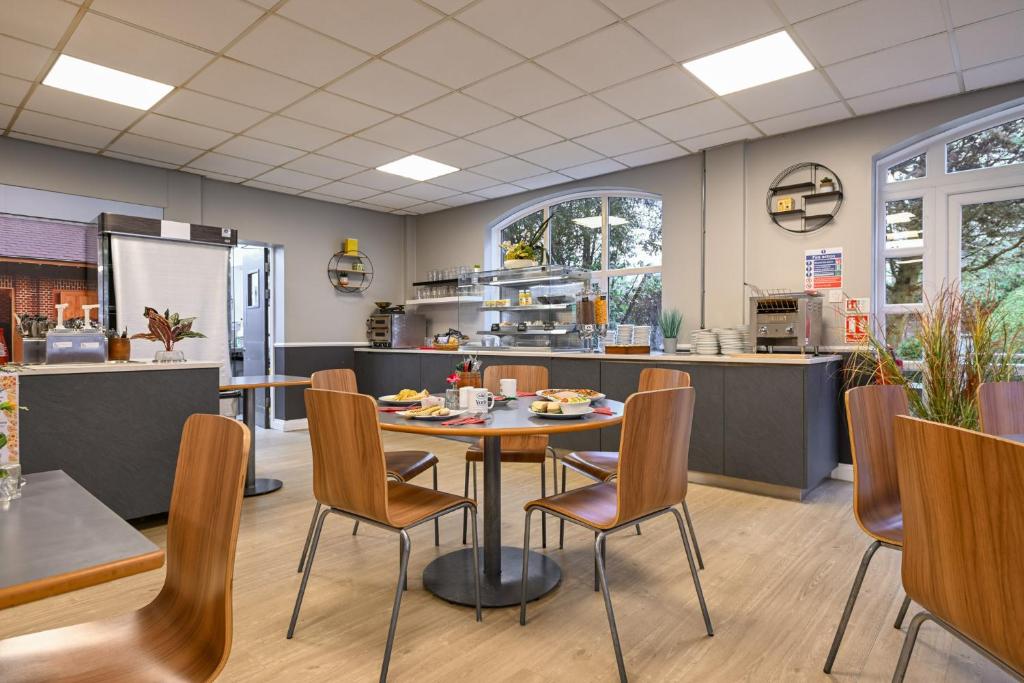 Stableside Hotel at York Racecourse - Resim 4