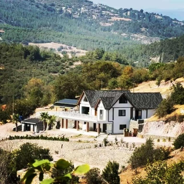 a house on top of a hill at Saman Evim Çiftliği in Sındırgı