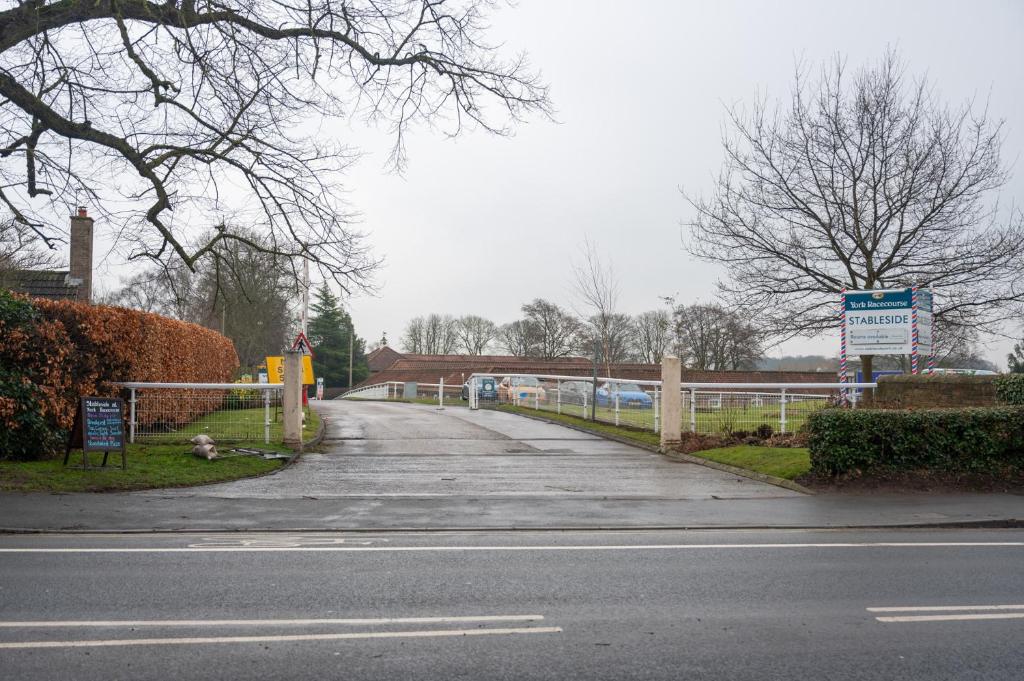 Stableside Hotel at York Racecourse - Resim 24