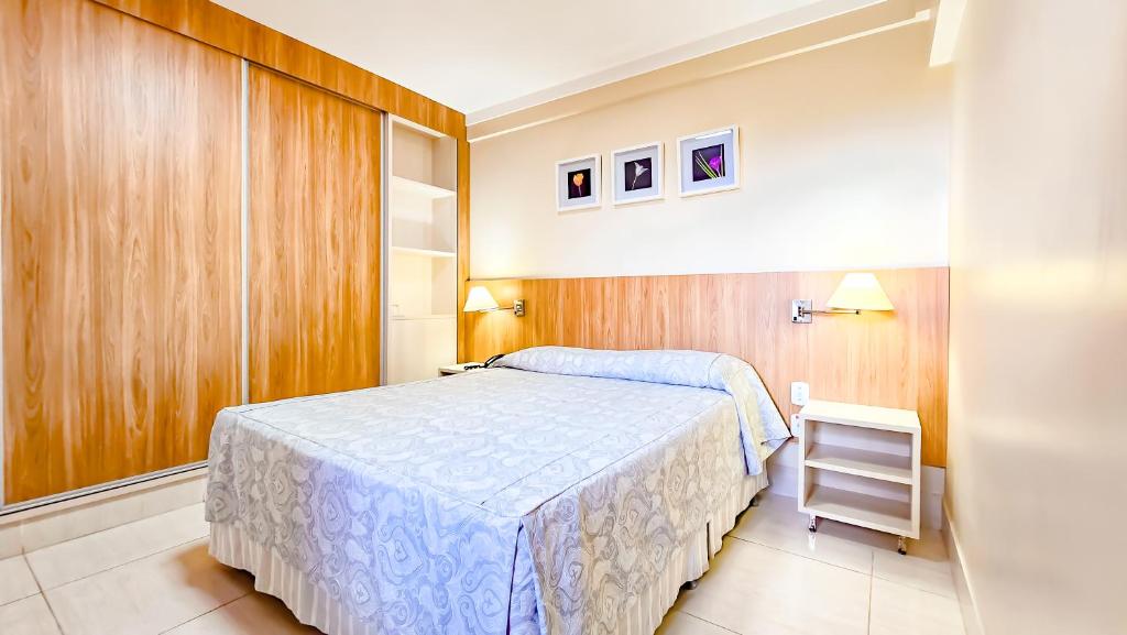 卡达斯诺瓦斯diRoma Piazza direto com o Grupo diRoma com acesso ao Acqua Park e Café da manhã的带床和木墙的卧室