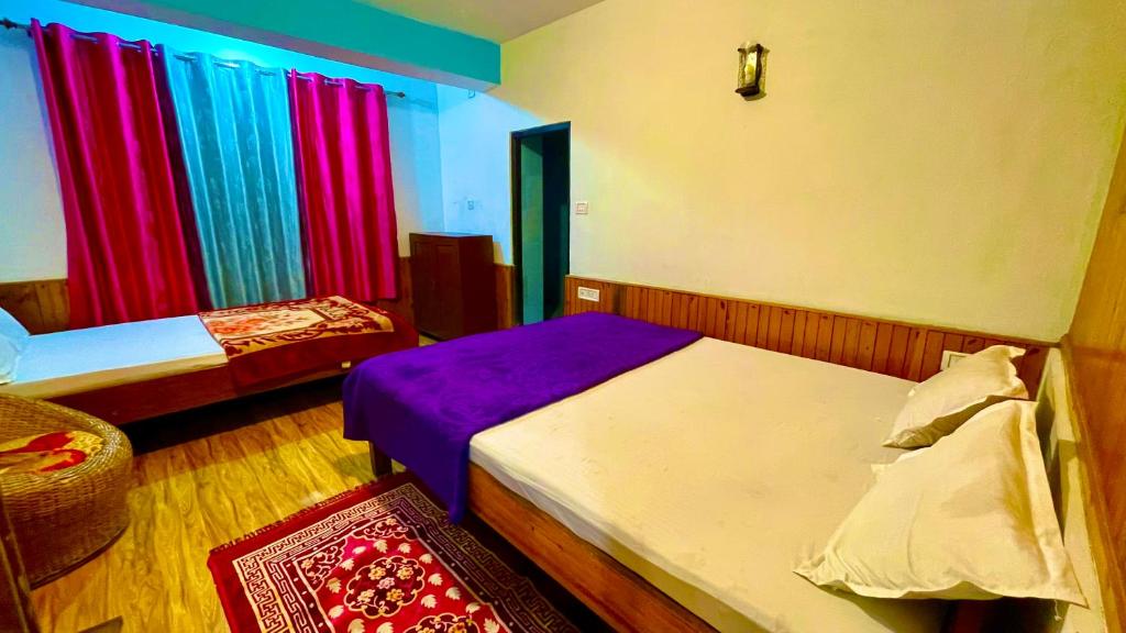 1 dormitorio con 2 camas y cortinas coloridas en Good Morning, en Darjeeling