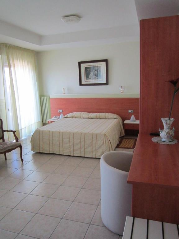 Postel nebo postele na pokoji v ubytování Tourist Hotel