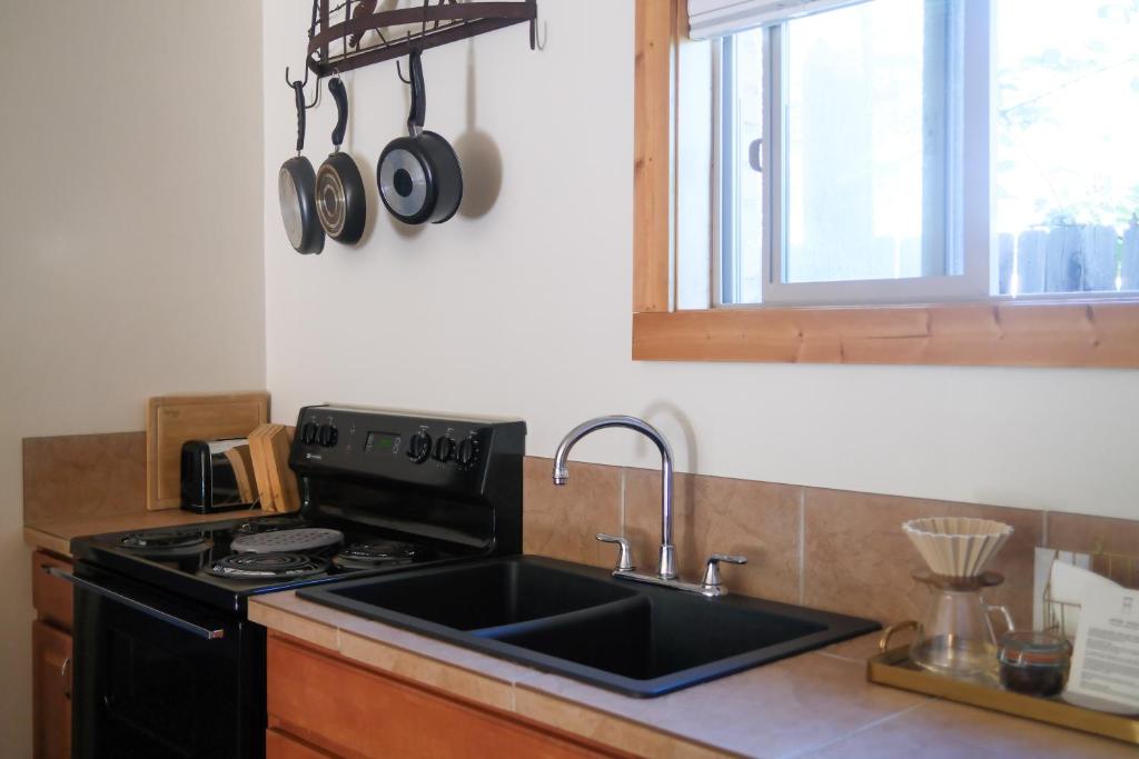 Rocky Mountain Inn - Two-Bedroom Suite