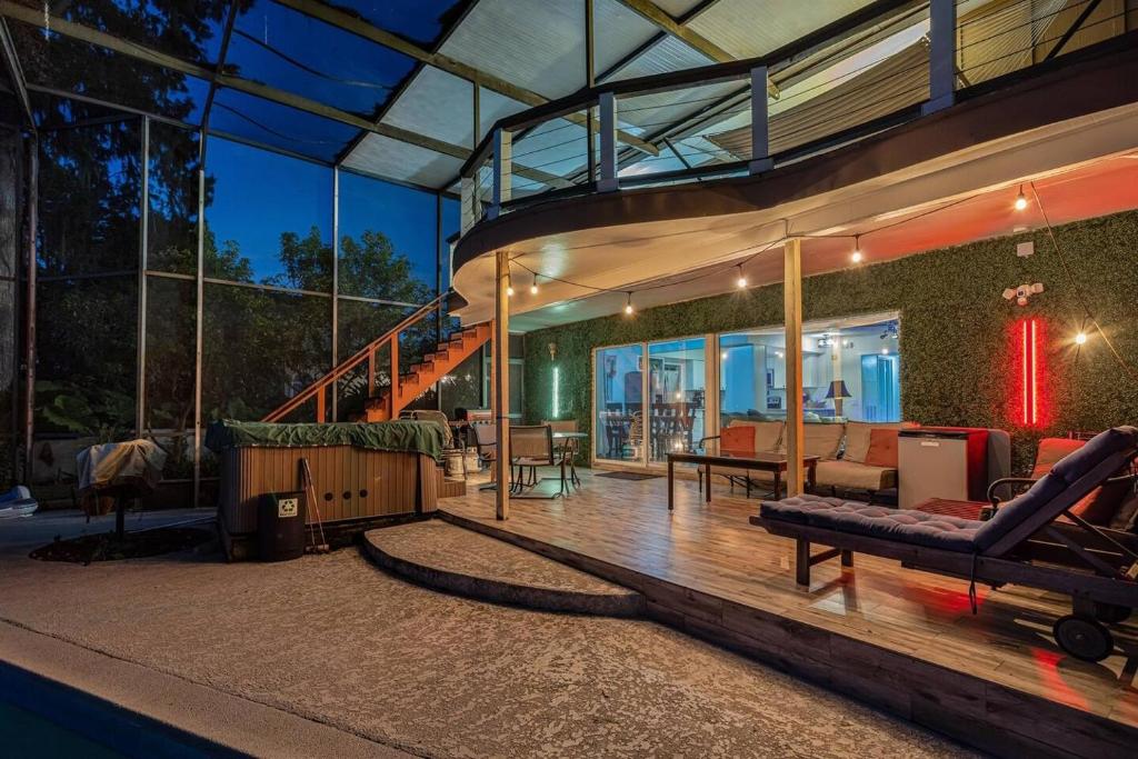 Πισίνα στο ή κοντά στο Spacious Lakefront House with Pool, Hottub, & Boating