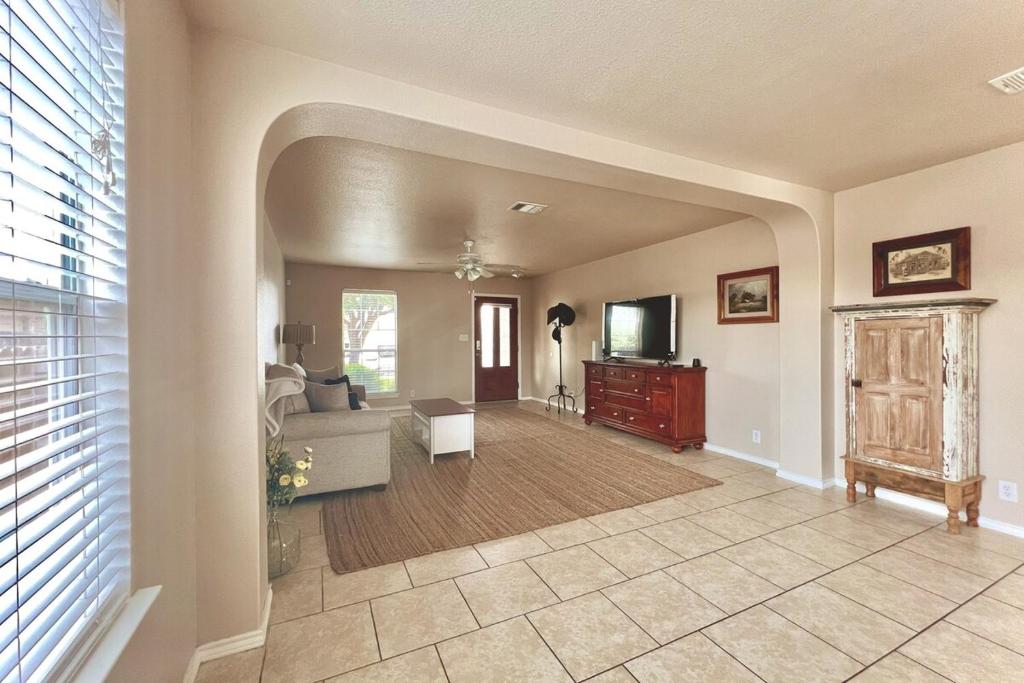 Una sala de estar con un sofá y un televisor. en Spacious Ponderosa Home, en New Braunfels