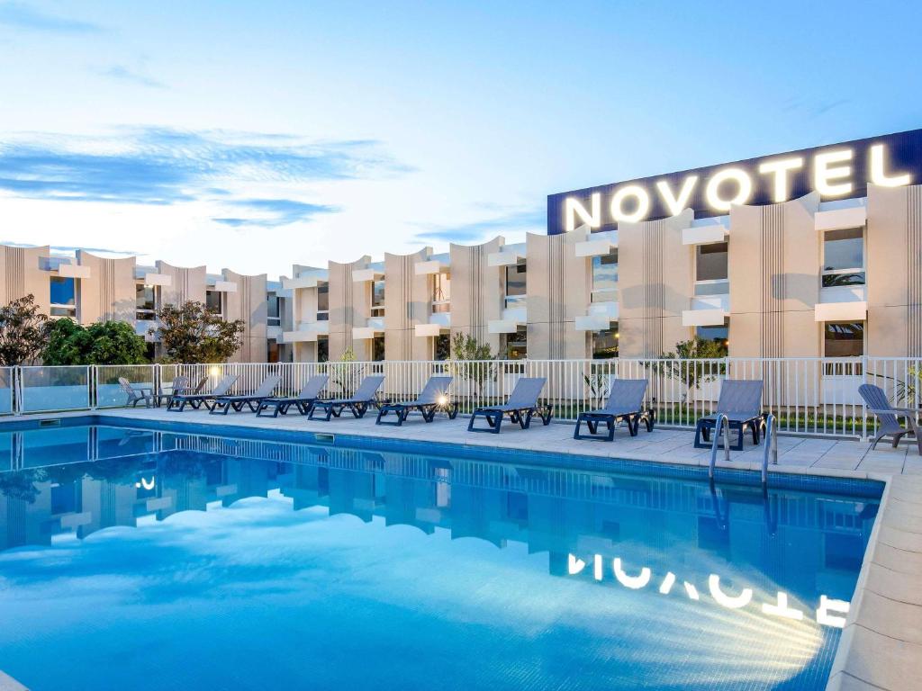 Bazén v ubytování Novotel Perpignan Nord Rivesaltes nebo v jeho okolí