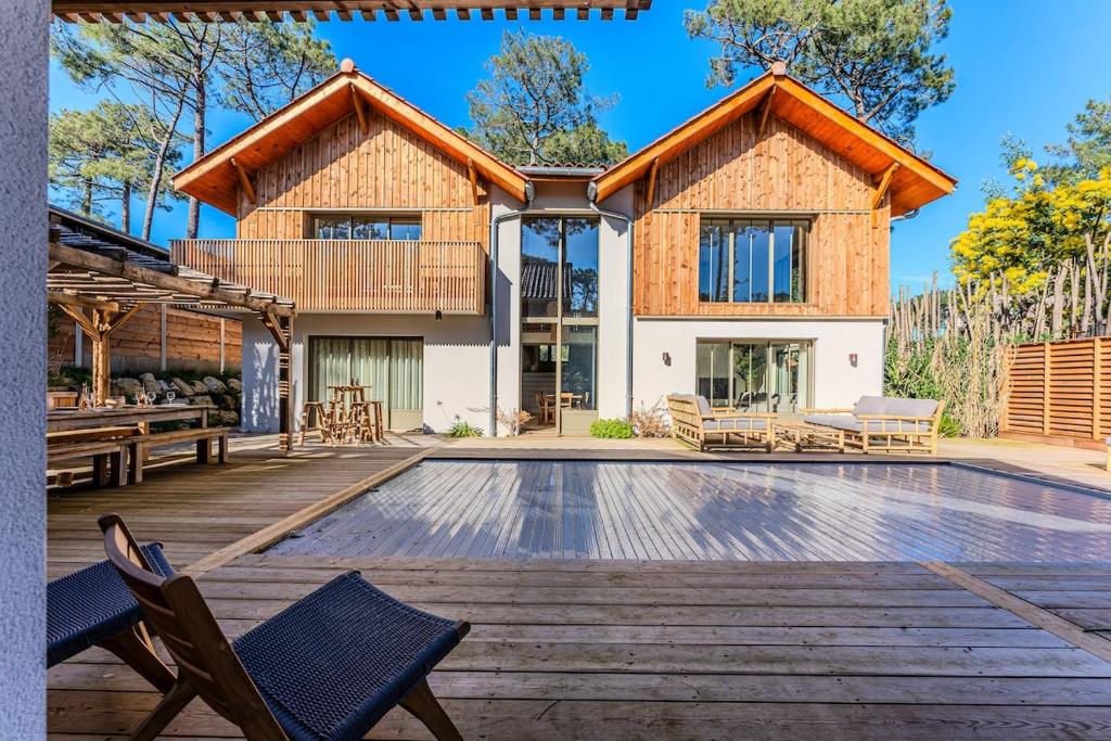 ein Haus mit einem Pool und einem Haus in der Unterkunft New luxury villa, outbuilding in Lacanau