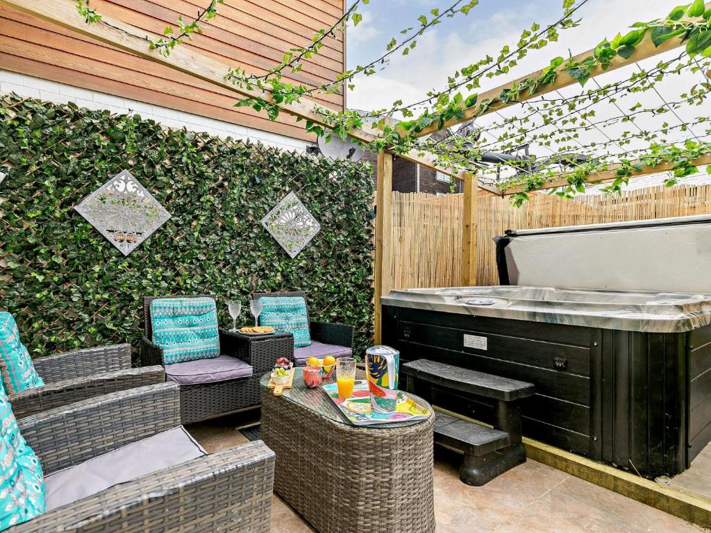 un patio con sillas, una mesa y un piano en 3 Bed in Charlestown 90218, en Charlestown
