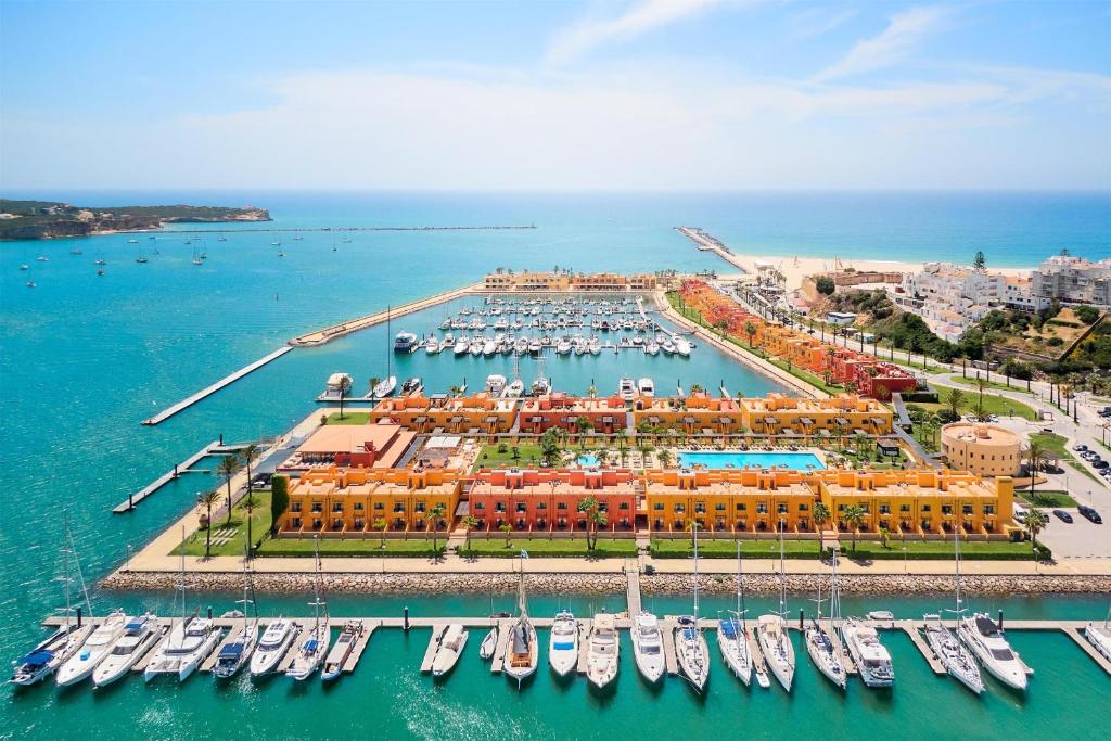 une vue aérienne d'une marina avec des bateaux dans l'eau dans l'établissement NH Marina Portimao Resort, à Portimão
