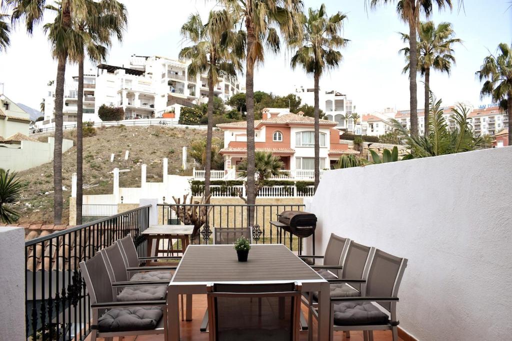 Stunning attached house with shared pool, 3' to the beach