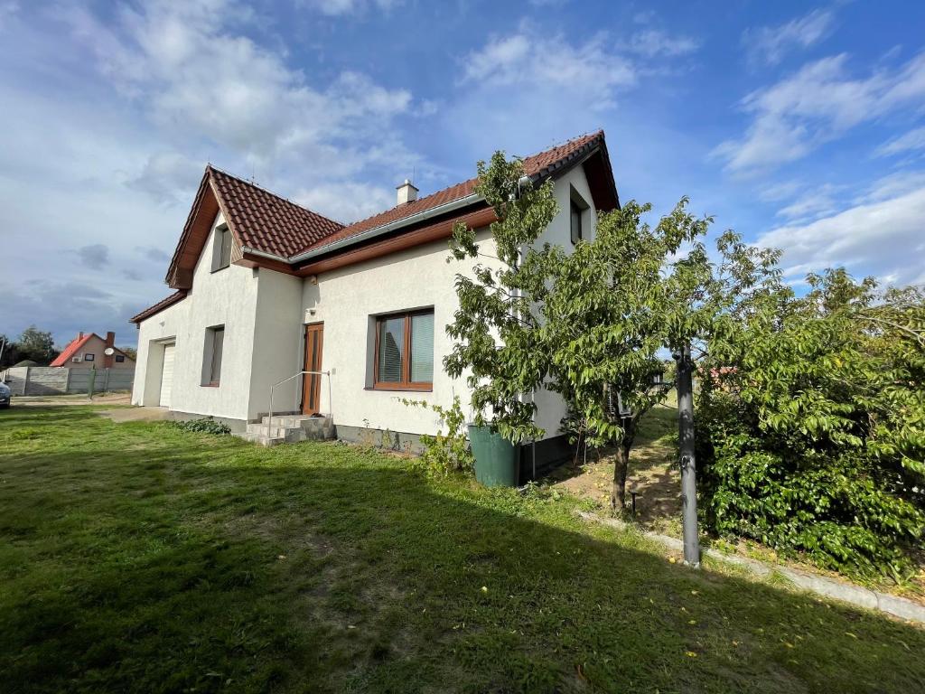 PšovkaにあるDomek Nad Drahou Mělníkの庭木白家