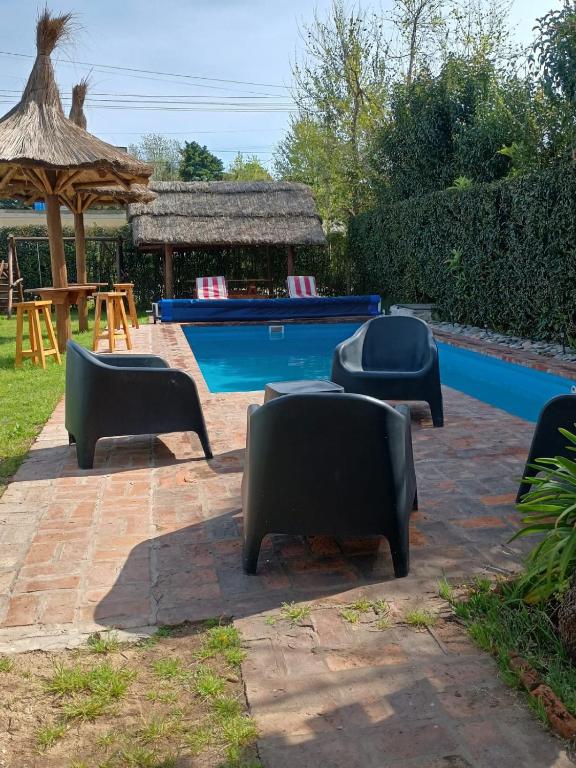 a patio with chairs and a pool table at Quinta El Cholito in Luján
