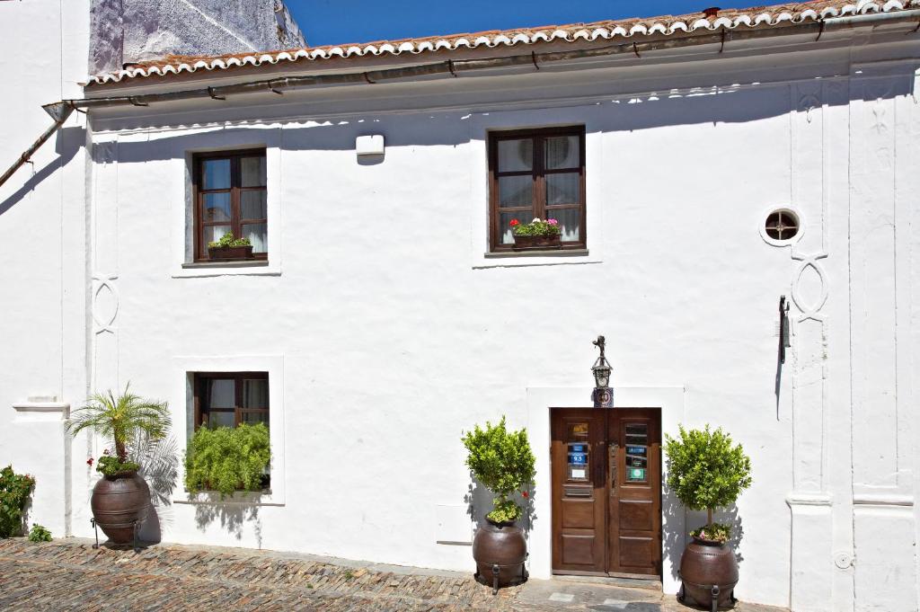 una casa bianca con finestre e una porta di Casa Pinto a Monsaraz