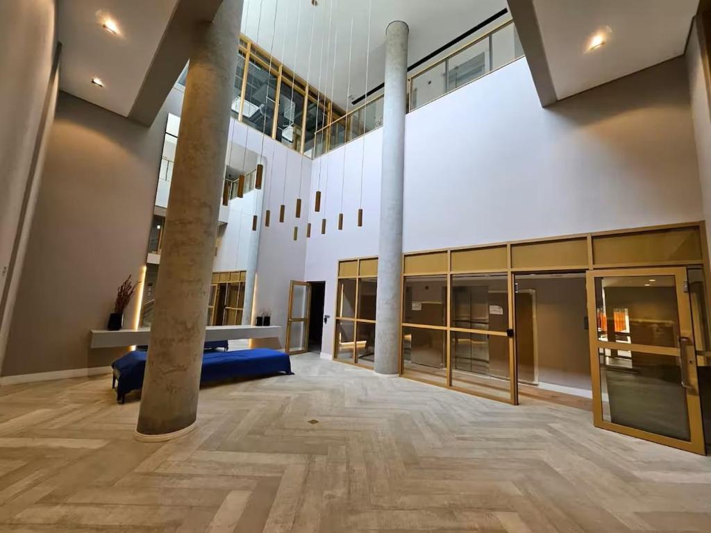 ein leerer Raum mit einem großen Gebäude mit Säulen in der Unterkunft Apto novo e aconchegante ao lado do Allianz in São Paulo